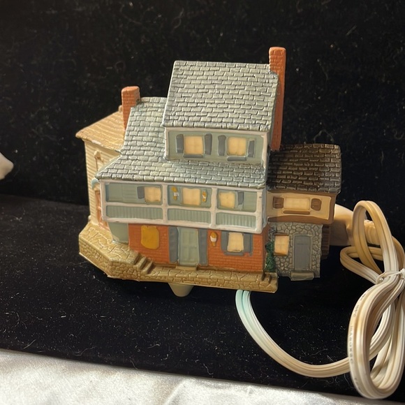 Avon (1989) Vintage “Early American Light Up Village Collection- Town Square” - Picture 3 of 9